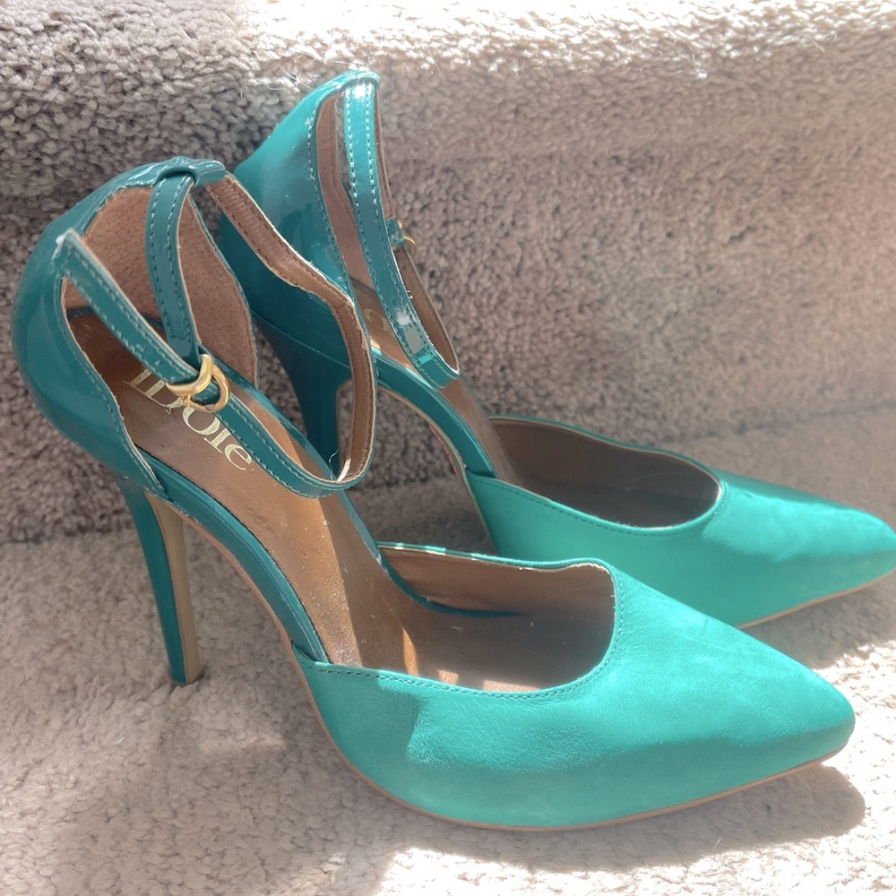 Idore ankle strap faux suede emerald green pumps
